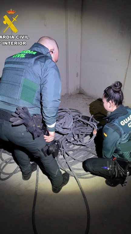Los agentes han intervenido los cables de cobre robados en La Puebla de Híjar. / Guardia Civil