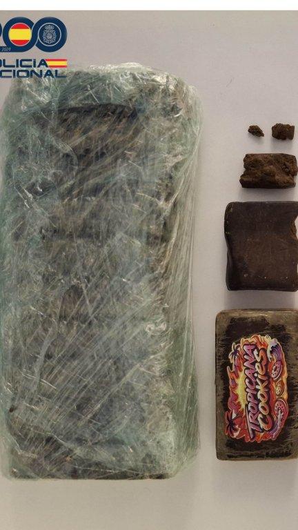 Los agentes encontraron 11 bloques de hachís en el equipaje del detenido. / Policía Nacional