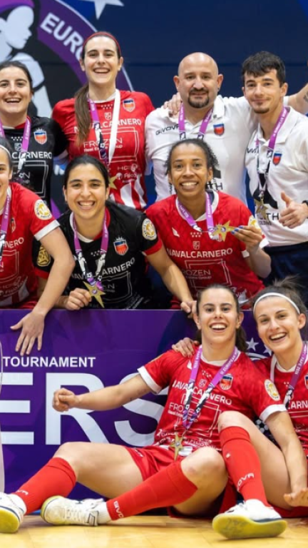 María Sanz, abajo a la derecha tras ganar el título de clubes este pasado fin de semana