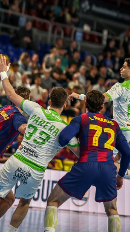 Un momento del último partido del Bada Huesca en Barcelona