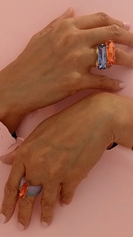 Una de las piezas estrella son los anillos con metacrilato en la base y cristal de swarovski añadido. / Magiza Joyería