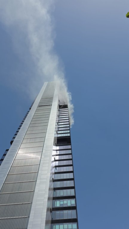 Columna de humo por un incendio en la torre Moeve, en Madrid. / Europa Press