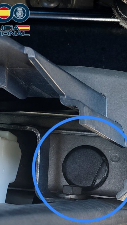 Detalle del dispositivo de geolocalización camuflado en el vehículo de una mujer que había sido instalado por su exmarido en Zaragoza. / Policía Nacional