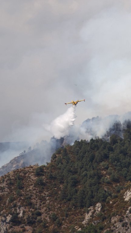 Medios aéreos trabajando en la extinción del incendio de Viu.