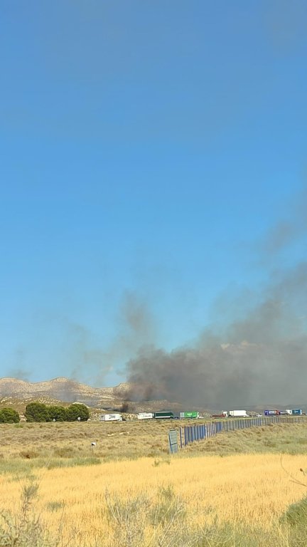 Miles de vehículos han quedado retenidos debido al fuego.