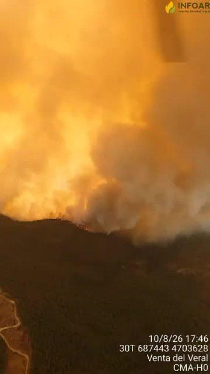 Columnas de humo del incendio de Peñas de Riglos desde el aire. / Infoar
