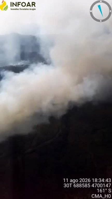 Contra el fuego trabajan 22 medios aéreos. / Infoar