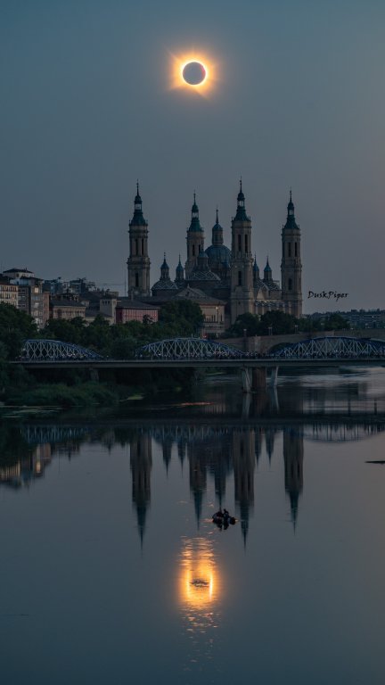 El eclipse solar total sobre la basílica del Pilar y reflejado en el Ebro, la imagen del Día de la NASA