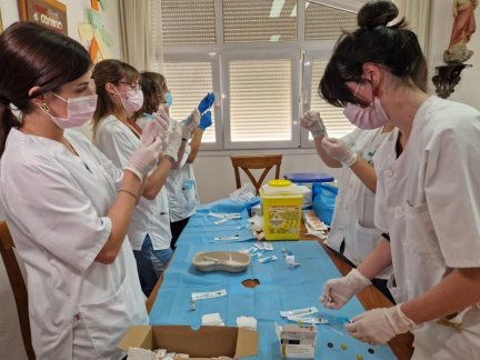 Profesionales sanitarios preparan vacuna en un centro de salud de la Comunidad.