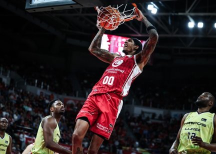 Devin Robinson durante un encuentro con el Casademont Zaragoza.