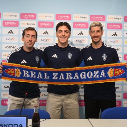 Rubén Díez, Jokin Gabilondo y Sergio Escudero posan con la bufanda zaragocista.