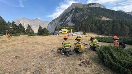 Parte del operativo que trabaja en el ibón de Plan.