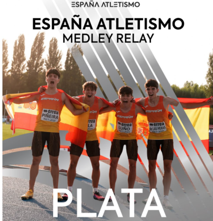 Tristán Luño posa con sus compañeros tras ganar la plata en el relevo.
