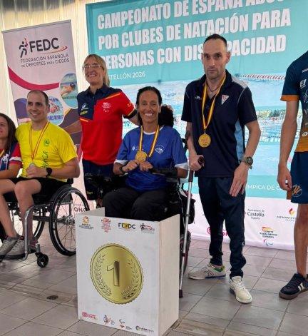 Teresa Perales posa con la medalla de oro.