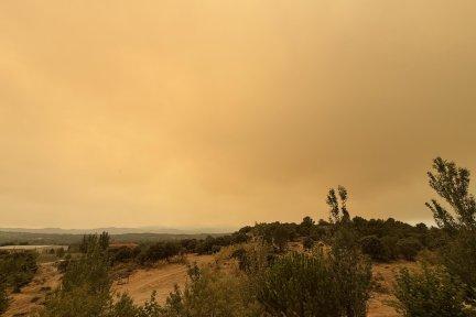Vista de la humareda del incendio en la localidad de Sotillo de la Adrada (Ávila), donde han sido desalojadas 5.000 personas.