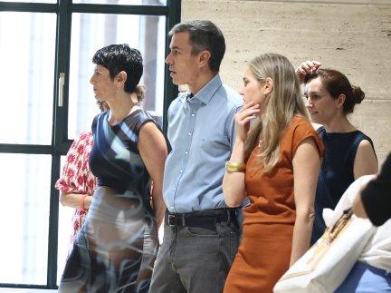 El presidente del Gobierno, Pedro Sánchez, y la vicepresidenta tercera y ministra para la Transición Ecológica y el Reto Demográfico, Sara Aagesen, durante la clausura de la presentación de la Red de Refugios Climáticos