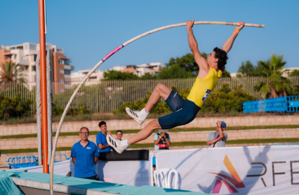 Fabio Marco hace un salto de pértiga.