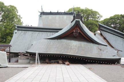 Salón principal del santuario Yatsushiro, derrumbado tras un terremoto en la ciudad de Yatsushiro, prefectura de Kumamoto, Japón.
