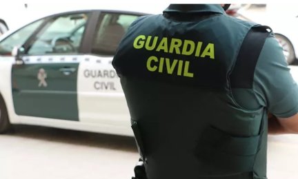 Imagen de archivo de un agente de la Guardia Civil de espaldas.