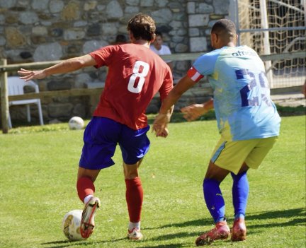 El jugador del CD Teruel peleando un balón ante el jugador del Petro Luanda