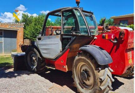 La Guardia Civil detiene a dos personas por el robo de un tractor y una máquina de elevación telescópica