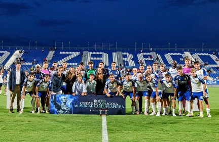 El Real Zaragoza posa con el trofeo Carlos Lapetra