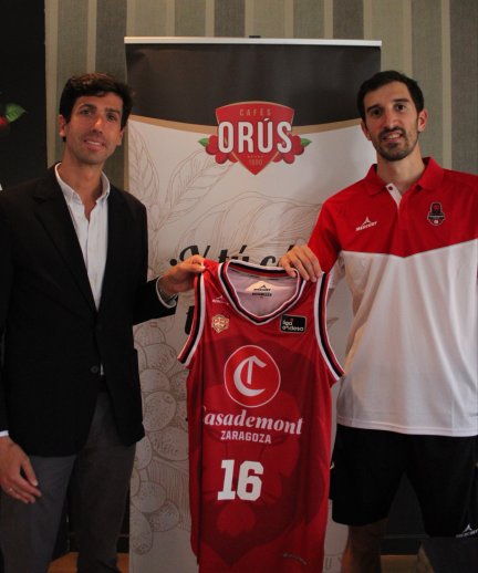 Guillem Vives posa con la camiseta en su presentación
