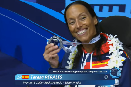 Teresa Perales posa con la medalla de plata.