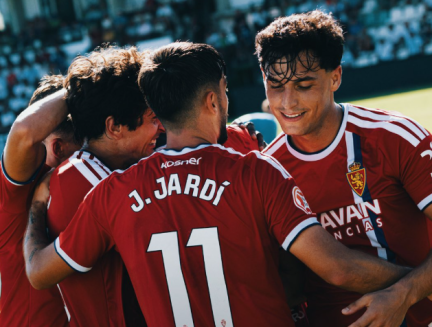 Los jugadores del Real Zaragoza celebran uno de los goles.