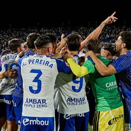 Los jugadores del Real Zaragoza celebrando un tanto en el Ibercaja Estadio