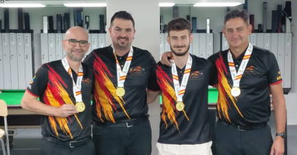 Los integrantes de la Selección Aragonesa posan con la medalla de oro.