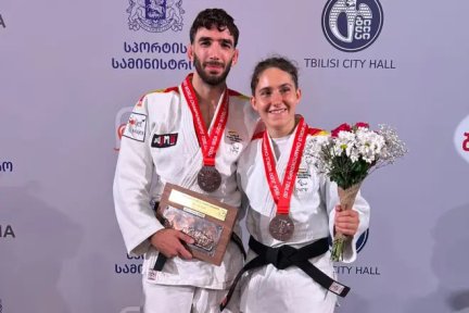 Sergio Ibañez posa con la medalla de bronce. Foto: ONCE.