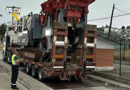 La Guardia Civil inmovilizó el vehículo porque presentaba indicios de exceso de peso.