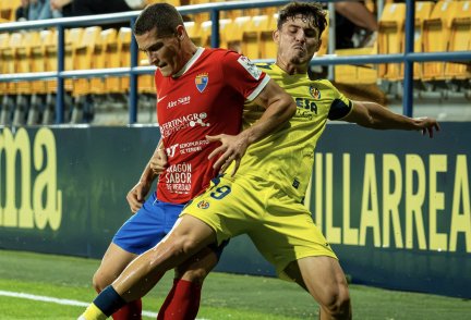 Los jugadores peleando un balón