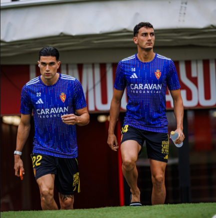 La plantilla zaragocista salta al césped del Enrique Roca