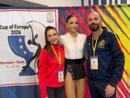 Patri Castelreanas posa con su equipo.