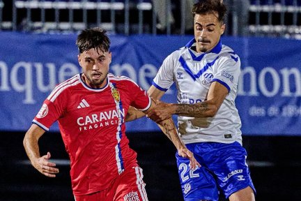 Jaume Jardí peleando un balón junto a un jugador del CE Europa