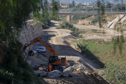 Vista general de obras de reconstrucción y adaptación en el barranco del Poyo a su paso por Torrent (Valencia)