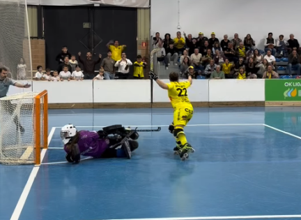 Sara Roces celebra el gol del triunfo ante el Esneca