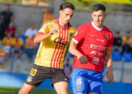 Albisua peleando un balón con Alexis