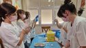 Profesionales sanitarios preparan vacuna en un centro de salud de la Comunidad.