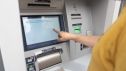 Una persona utiliza un cajero automático. / Europa Press