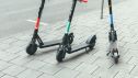 Varios patinetes, en una acera, en una imagen de archivo. / Aragón TV