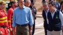 El presidente del Gobierno, Pedro Sánchez, y el presidente de la Junta de Andalucía, Juanma Moreno, este lunes en el puesto de mando avanzado instalado en Turre (Almería) por el incendio forestal de Los Gallardos.