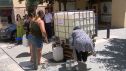 Vecinos de Tarazona, este martes, llenado cubos y garrafas con el agua de los depósitos instalados.