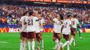 Los jugadores de la selección española festejan el tanto de Mikel Oyarzábal.
