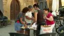 Vecinos de Uncastillo preparando bocadillos para los efectivos que trabajan en el incendio de las Cinco Villas.