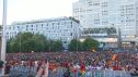 Aficionados de España siguiendo la final en plaza de Colón de Madrid.