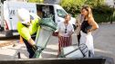 La alcaldesa de Zaragoza, Natalia Chueca, asiste a uno de los puntos de trabajo de los operarios de luminarias.