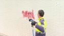 Operario eliminando grafitis de una fachada pública en Zaragoza